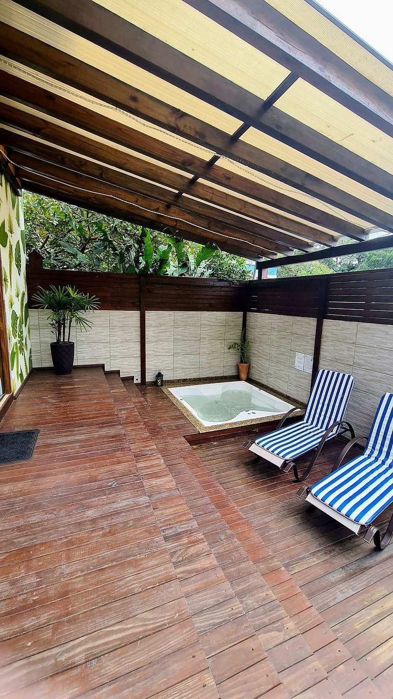 Cabana com hidro grande próxima à praia