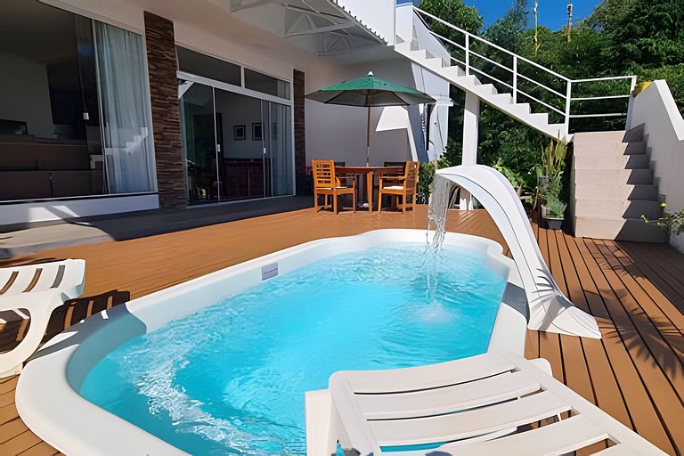 Casa com piscina com praia no fim da rua