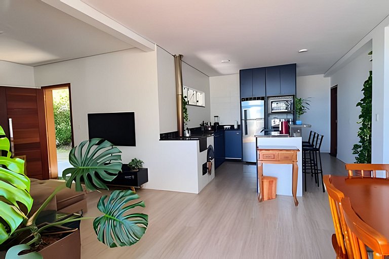 Casa com piscina com praia no fim da rua