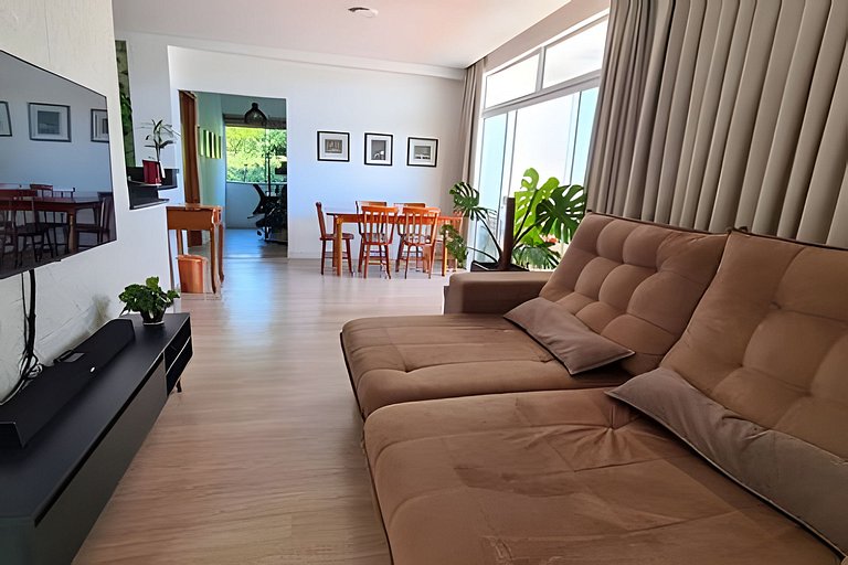 Casa com piscina e praia no fim da rua