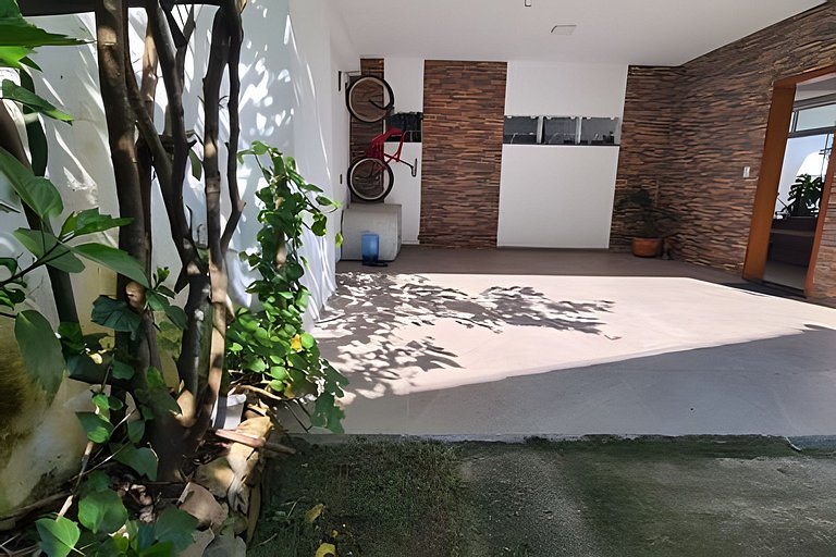 Casa com piscina e praia no fim da rua