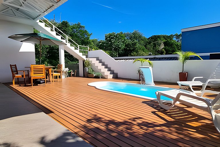 Casa com piscina com praia no fim da rua