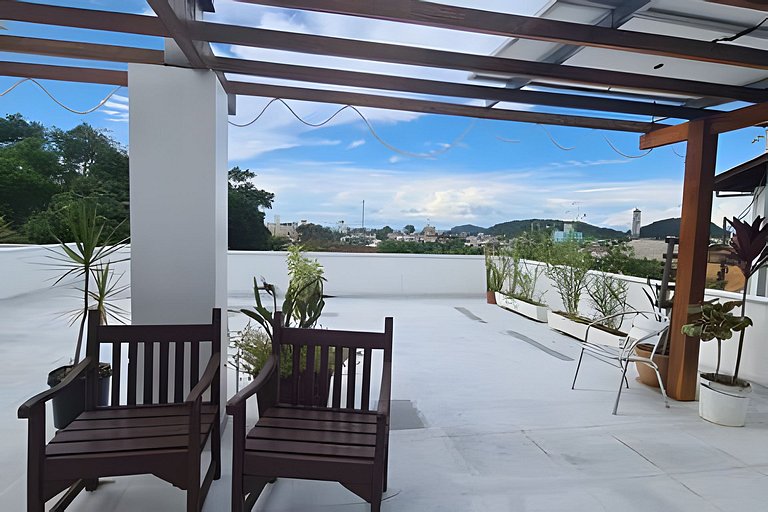 Casa com piscina com praia no fim da rua