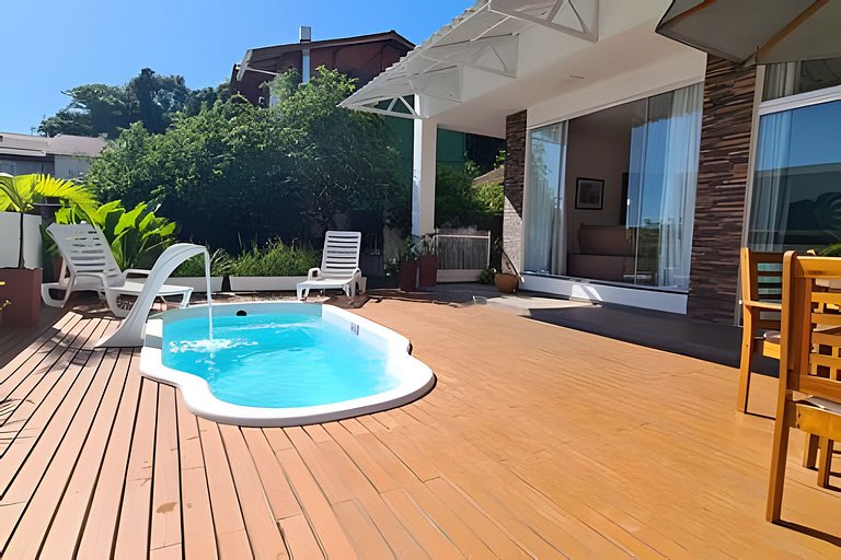 Casa com piscina e praia no fim da rua