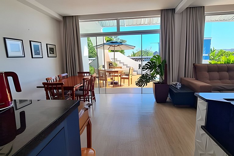 Casa com piscina com praia no fim da rua