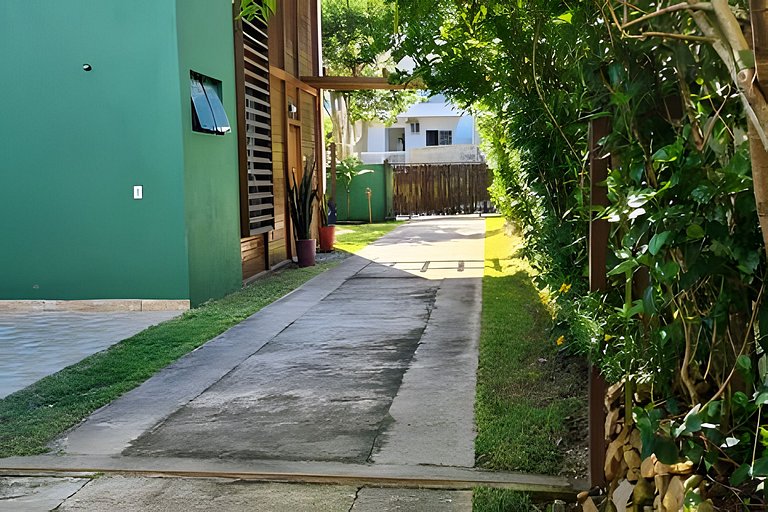 Casa com piscina e praia no fim da rua