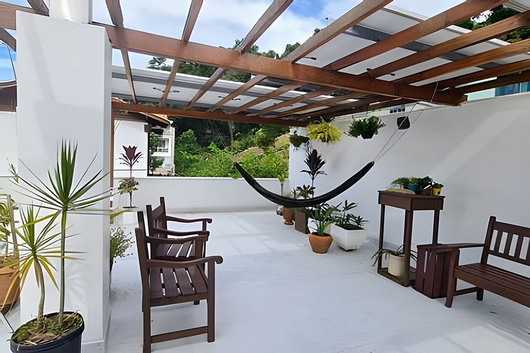 Casa com piscina com praia no fim da rua