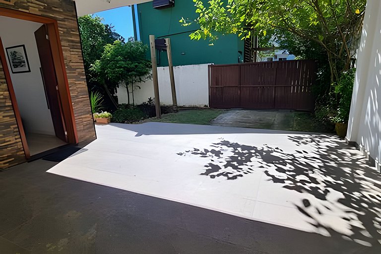 Casa com piscina e praia no fim da rua