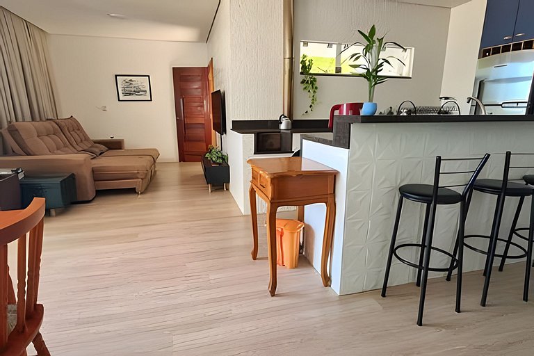 Casa com piscina com praia no fim da rua