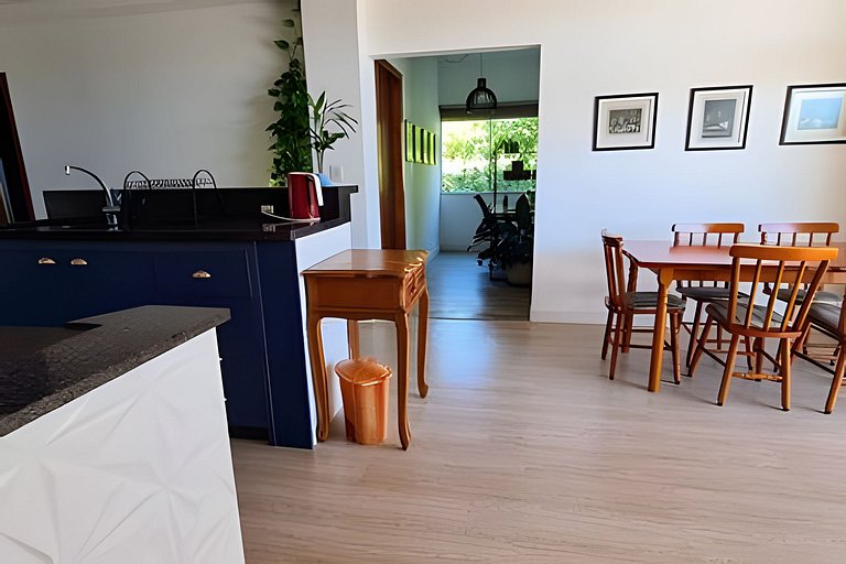 Casa com piscina com praia no fim da rua