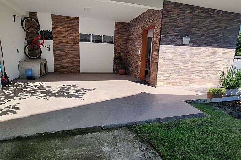 Casa com piscina e praia no fim da rua