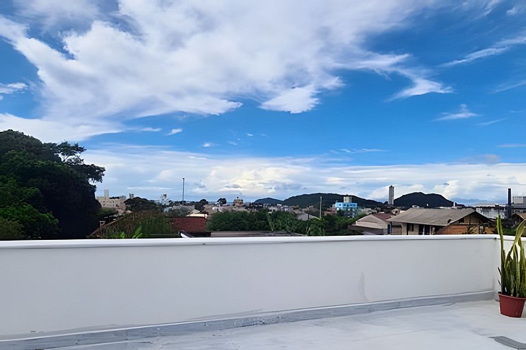 Casa com piscina e praia no fim da rua