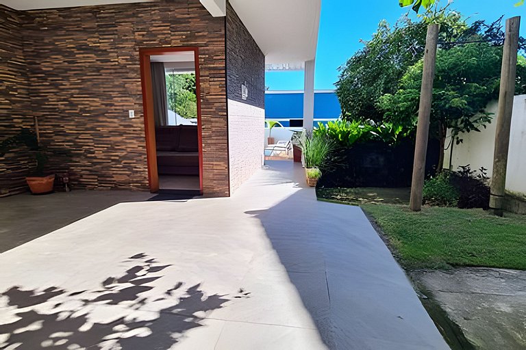 Casa com piscina com praia no fim da rua