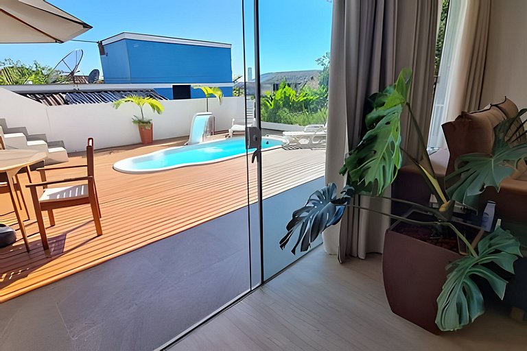 Casa com piscina com praia no fim da rua