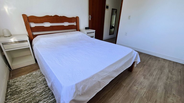 Casa com piscina e praia no fim da rua