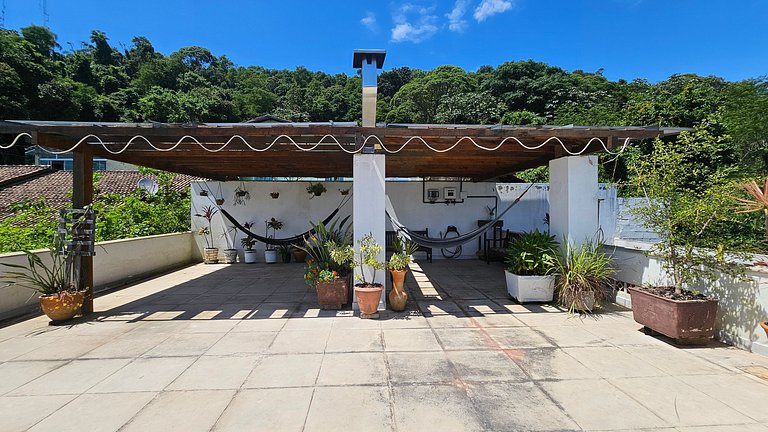 Casa com piscina com praia no fim da rua