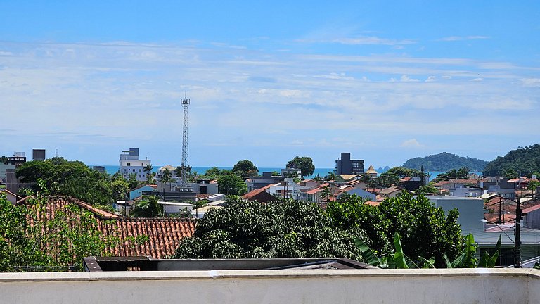 Casa com piscina e praia no fim da rua