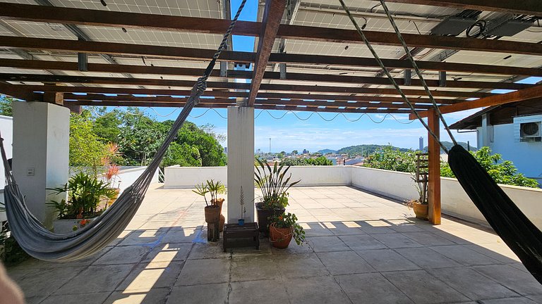 Casa com piscina e praia no fim da rua