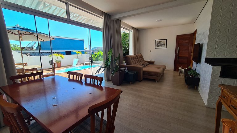 Casa com piscina com praia no fim da rua