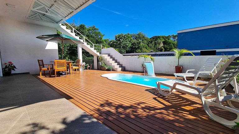 Casa com piscina com praia no fim da rua