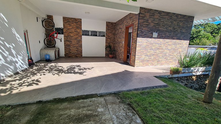 Casa com piscina com praia no fim da rua