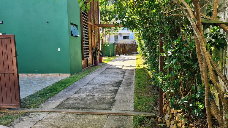 Casa com piscina com praia no fim da rua