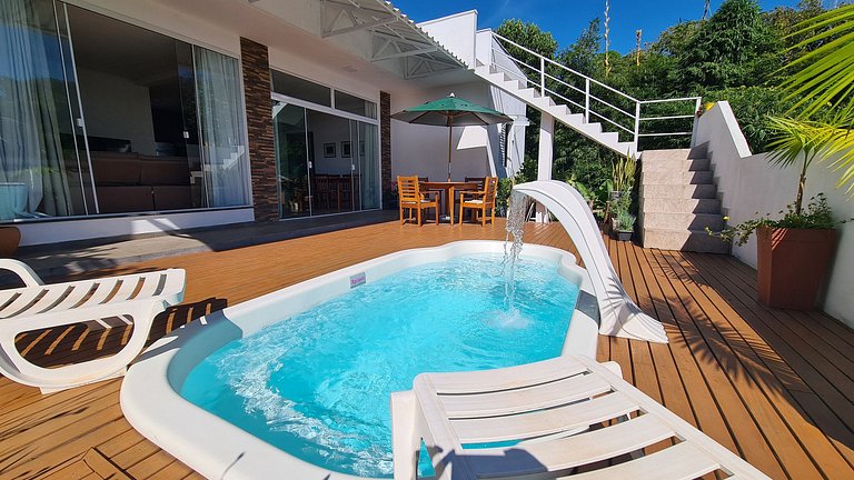 Casa com piscina e praia no fim da rua