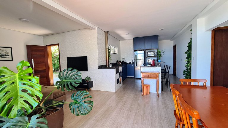 Casa com piscina e praia no fim da rua