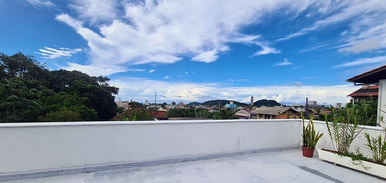 Piscina, ar condicionado e praia no fim da rua