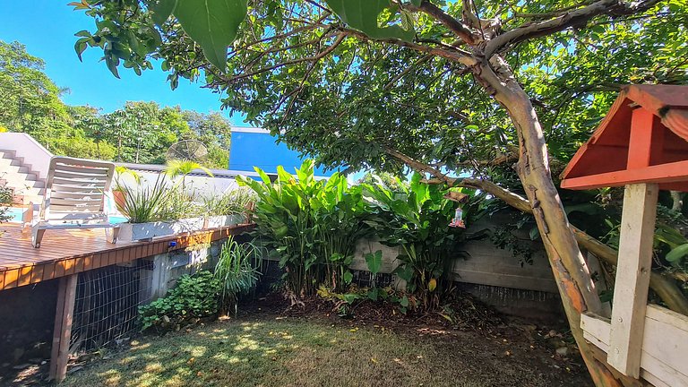 Casa com piscina com praia no fim da rua