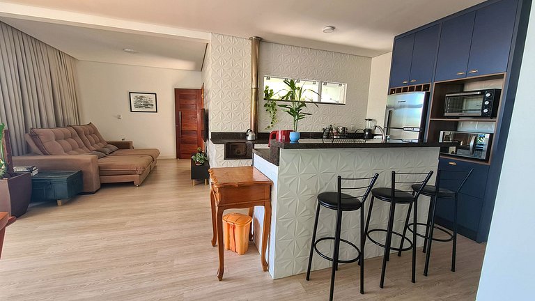 Casa com piscina com praia no fim da rua