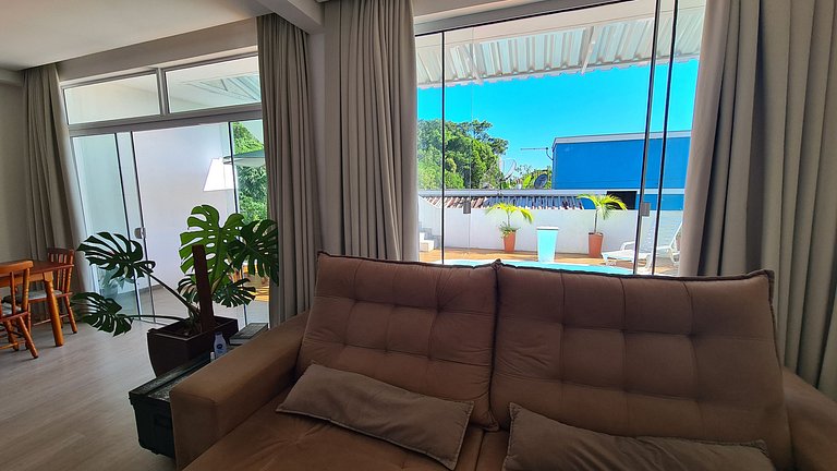 Casa com piscina e praia no fim da rua