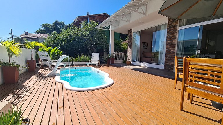 Casa com piscina com praia no fim da rua