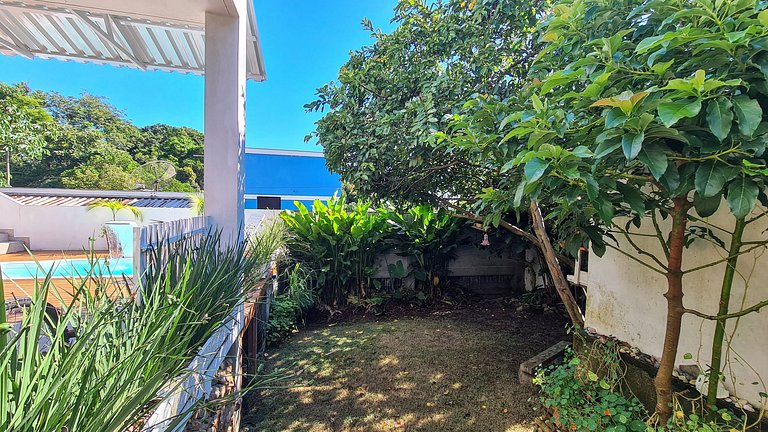 Casa com piscina com praia no fim da rua