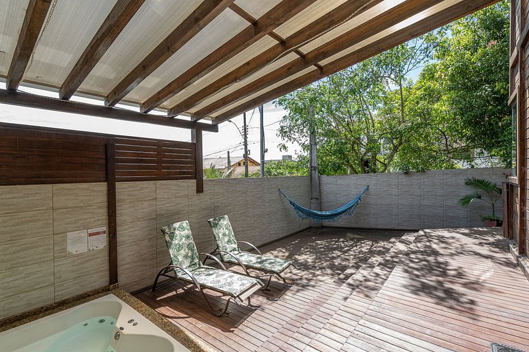 Cabana com hidro grande próxima à praia