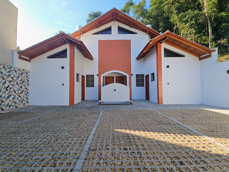 Loft with double hot tub, air conditioning/fireplace, gourme