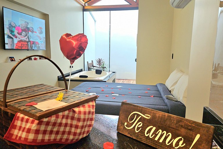 Loft with double hot tub, air conditioning/fireplace, barbec