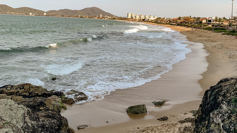Sobrado hidro casal com praia no fim da rua