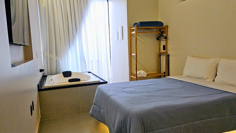 Loft with double hot tub, air conditioning/fireplace, barbec
