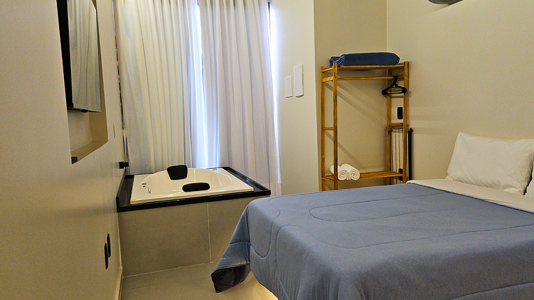 Loft c/ banheira, ar cond próximo à praia