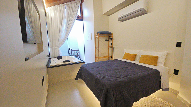 Loft c/ banheira, ar cond próximo à praia