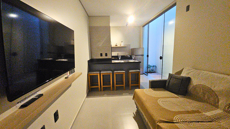Sobrado c/ banheira, ar cond próximo à praia