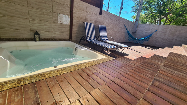 Cabana com hidro grande próxima à praia