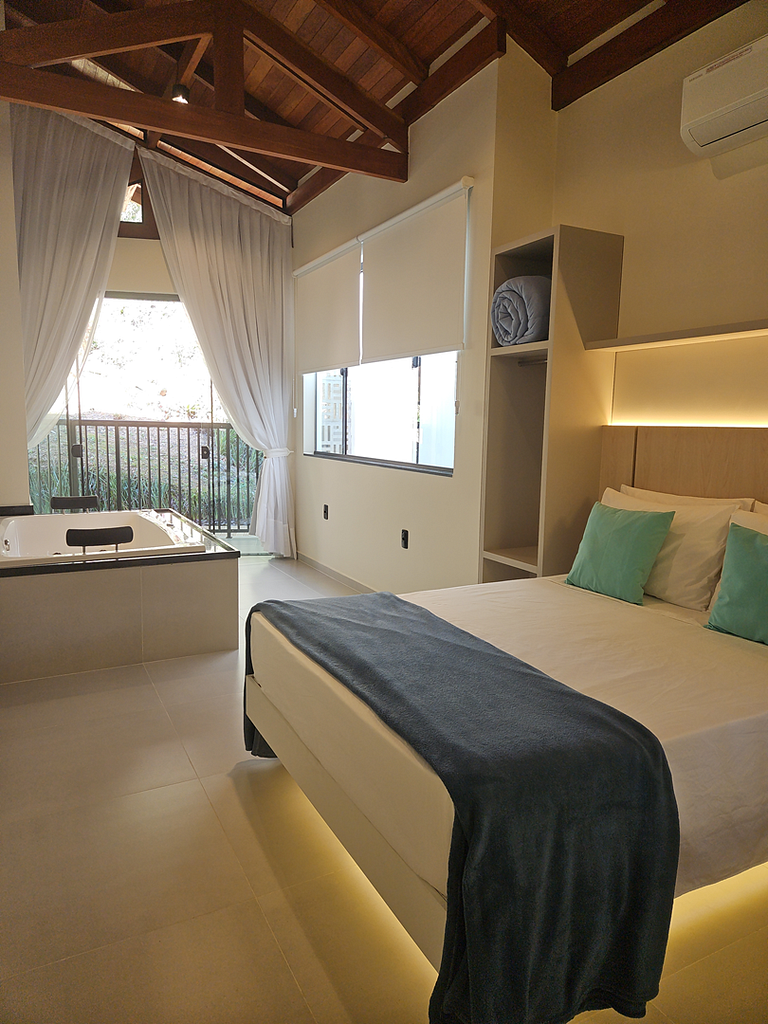 House with double hot tub, air conditioning, fireplace and b