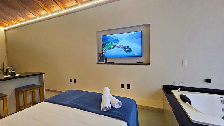 Suite with double whirlpool tub near the beach